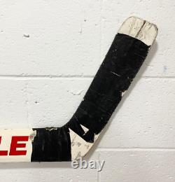 Bâton de gardien de but de hockey Louisville utilisé par Tim Cheveldae des Detroit Red Wings, numéro 23887.