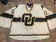 Maillot De Hockey Sur Glace Porté Lors Des Matchs Des Colorado Buffaloes Sp College Ncaa Par Un Gardien De But Masculin.