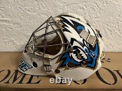 Masque de gardien de but de hockey sur glace utilisé lors du match de Pat Watson avec les Indiana Ice de l'USHL, NCAA Merrimack.