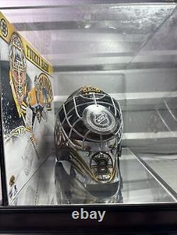 Masque de gardien de but de taille réelle signé autographié par Tuukka Rask des Boston Bruins avec présentoir