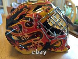 Masque de gardien de but de taille réelle signé par l'équipe des Calgary Flames 2016-17