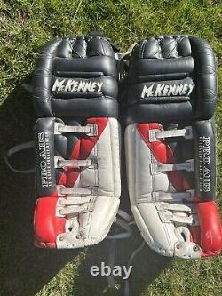 Pads de gardien Mckenney 750 32 PRO AHS de hockey sur glace personnalisés, utilisés en bon état, rouge et noir