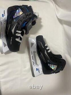 Patins de gardien True TF7 de taille 5D en noir et blanc. Neufs dans leur boîte.