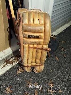 Protège-jambes de gardien de but de hockey en cuir Wilson vintage, utilisés en super état.