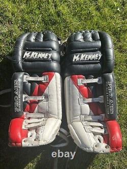 Protège-tibias de gardien Mckenney 750 32 PRO AHS de hockey sur glace personnalisé, bon état, rouge et noir.