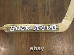Tommy Salo Bâtons de hockey de gardien de but utilisés et signés des New York Islanders de Sherwood